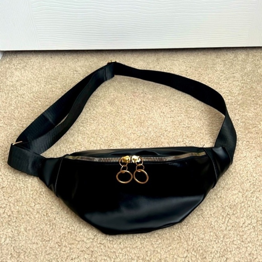 Black belt/waist bag with gold hardware‎